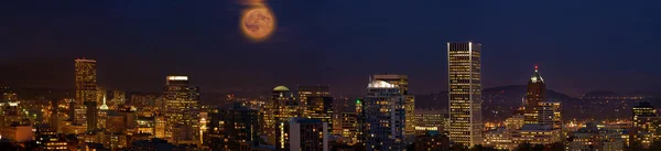Måne över portland oregon city skyline i skymningen — Stockfoto