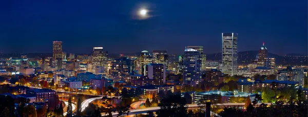 Måne över portland oregon city skyline på blå timmen — Stockfoto