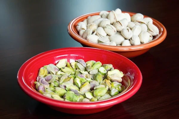 Pistachio Nuts Shelled and Unshelled — Stock Photo, Image