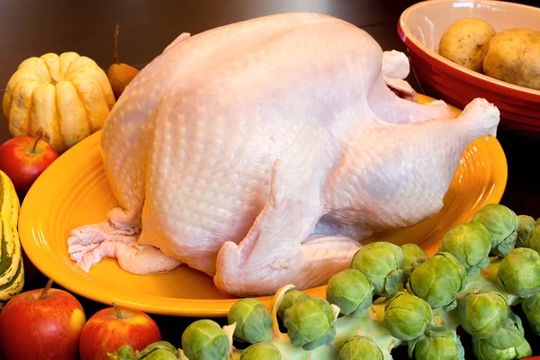 Thanksgiving kalkon middag matlagning ingredienser på bord av trä — Stockfoto