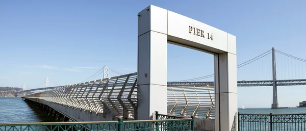 Oakland bay bridge von pier 14 in san francisco — Stockfoto