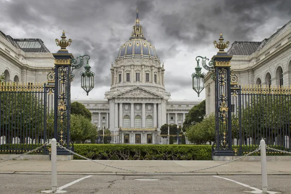 Cielo tormentoso sobre el Ayuntamiento de San Francisco —  Fotos de Stock