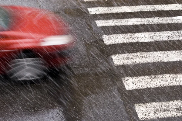 Una macchina sotto la pioggia — Foto Stock