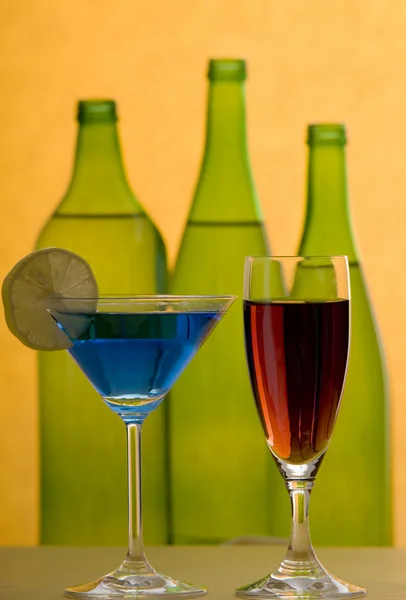 Bicchiere di vino con bottiglie — Foto Stock