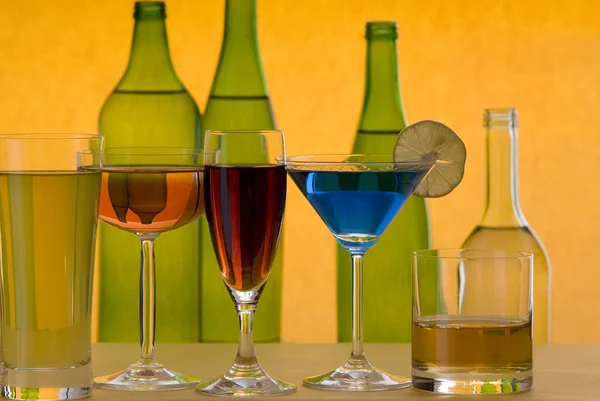 Copa de vino con botellas —  Fotos de Stock