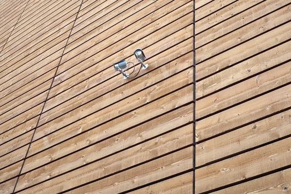 Due telecamere di sicurezza su parete di legno — Foto Stock