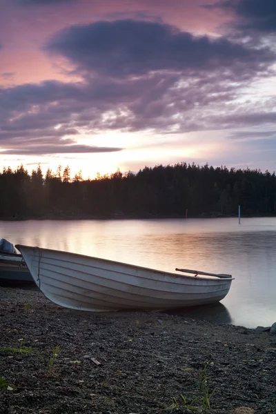Barco de pesca en la orilla del lago — Foto de Stock