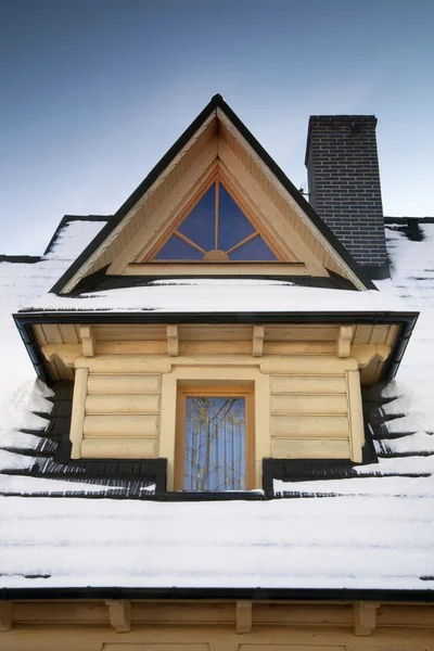 Detalhe do telhado - Dormer de madeira — Fotografia de Stock