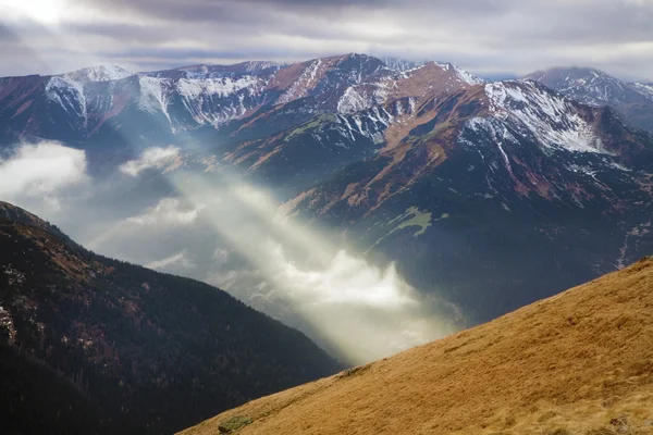 Draufsicht auf Tatra und Sonnenstrahl — Stockfoto