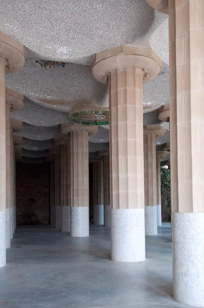 Parque de Barcelona columnas de Güell — Foto de Stock