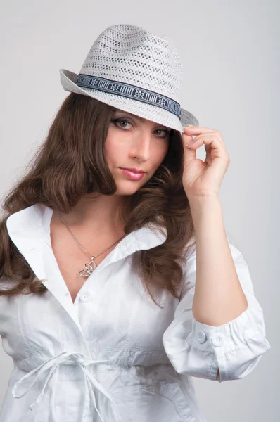 Mooie jonge vrouw in hoed — Stockfoto