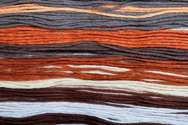 Многоцветные нити для вышивки — стоковое фото