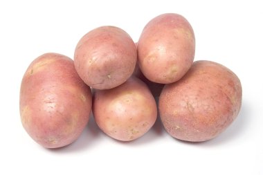 Beyaz üzerine izole edilmiş patatesler