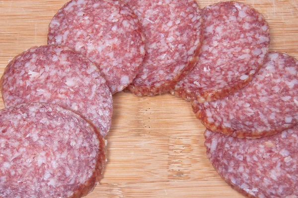 Voedsel achtergrond van gesneden salami — Stockfoto