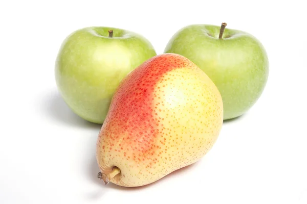 Pera e due mele verdi, isolate su bianco — Foto Stock