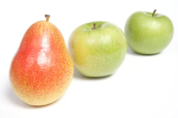 Düzenlenmiş üzerinde beyaz izole elma, armut ve yeşil — Stok fotoğraf