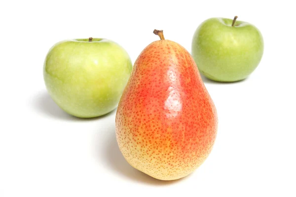 Pera e due mele verdi, isolate su bianco — Foto Stock