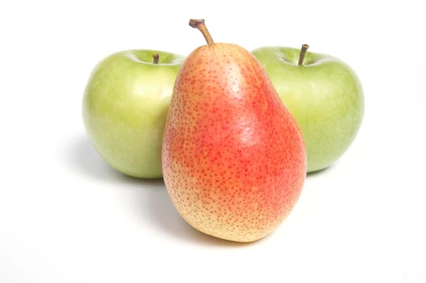 Pêra e duas maçãs, isoladas sobre branco — Fotografia de Stock