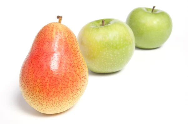 Düzenlenmiş üzerinde beyaz izole elma, armut ve yeşil — Stok fotoğraf