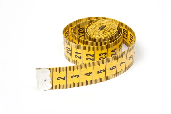 Uma fita métrica amarela enrolada isolada em branco — Fotografia de Stock