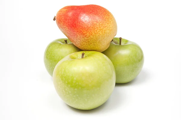 Tre gröna äpplen och ett päron, isolerad på vit — Stockfoto