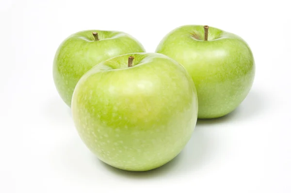 Три зеленых яблока, изолированные на белом — стоковое фото