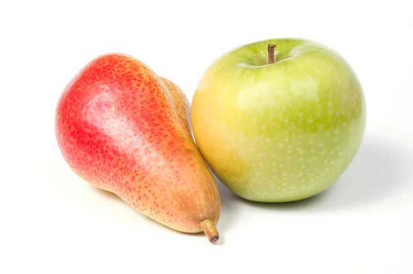 Elma ve armut, üzerinde beyaz izole — Stok fotoğraf