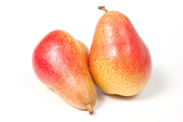 Duas peras maduras, isoladas em branco — Fotografia de Stock