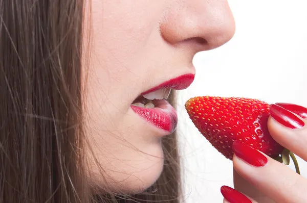 Dame med jordbær – stockfoto