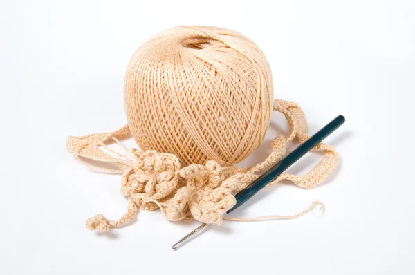 Yarn ball and crochet hook — Stock Photo, Image