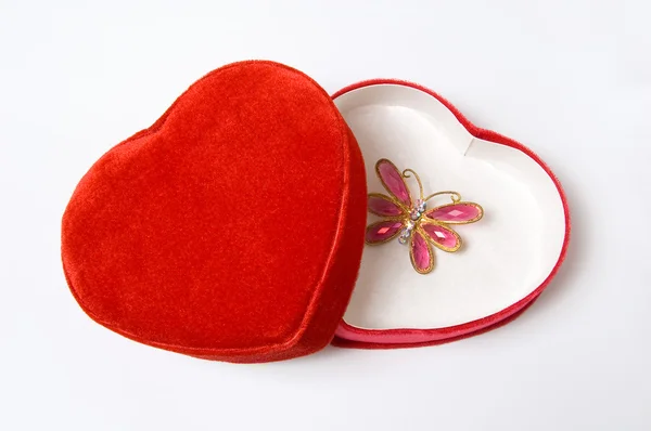 Röd hjärtformad låda — Stockfoto