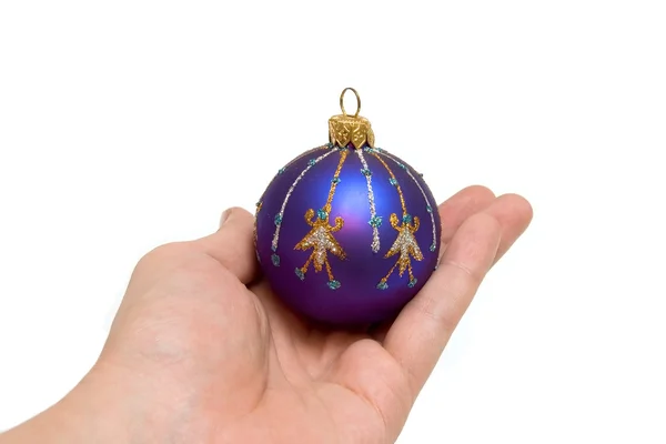 Рождественский мяч в руке человека — стоковое фото