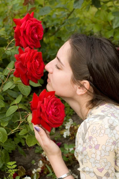 Nainen ja ruusut — kuvapankkivalokuva