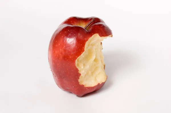 Roter Apfel gebissen — Stockfoto