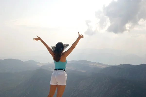 Woman on the top of mountain — Stock Photo, Image