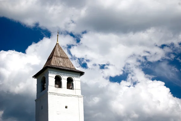 Παλαιός πύργος και σύννεφα στον ουρανό — Φωτογραφία Αρχείου