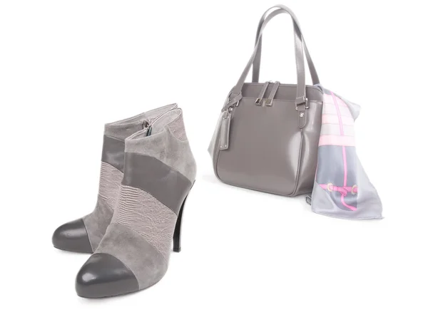 Пара туфель на высоких каблуках и сумка с шалью Лицензионные Стоковые Изображения