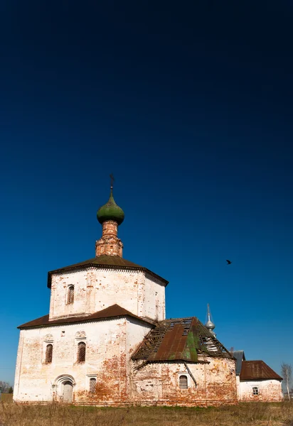 Старая церковь в русской деревне — стоковое фото
