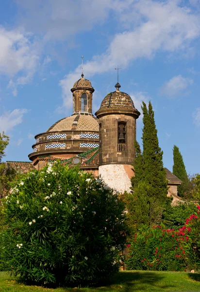 Antigua iglesia en parque español — Foto de Stock