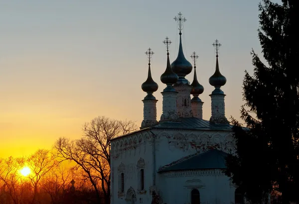 Cúpulas da igreja russa ao pôr-do-sol. Início da primavera . — Fotografia de Stock