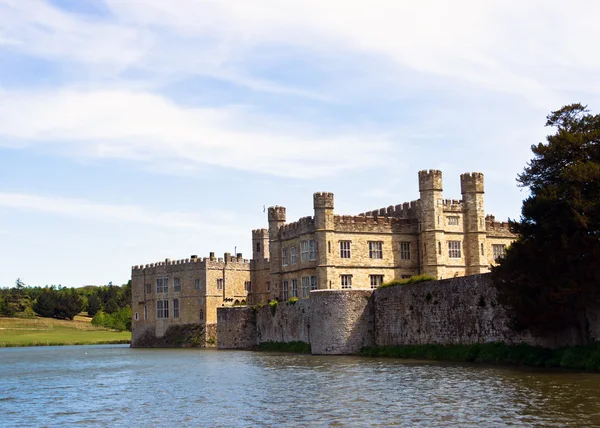Engelse kasteel op het eiland. — Stockfoto
