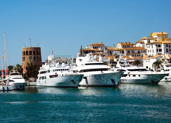 Porto de luxo mediterrânico na Espanha — Fotografia de Stock