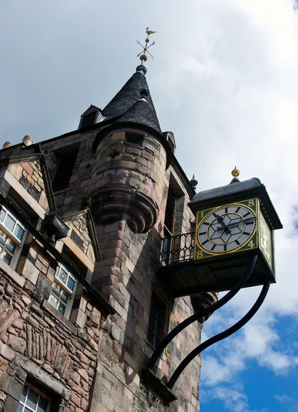 Старые городские часы на каменной башне — стоковое фото