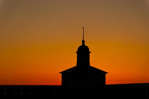 Západ slunce silhoettes v ruské kláštera — Stock fotografie