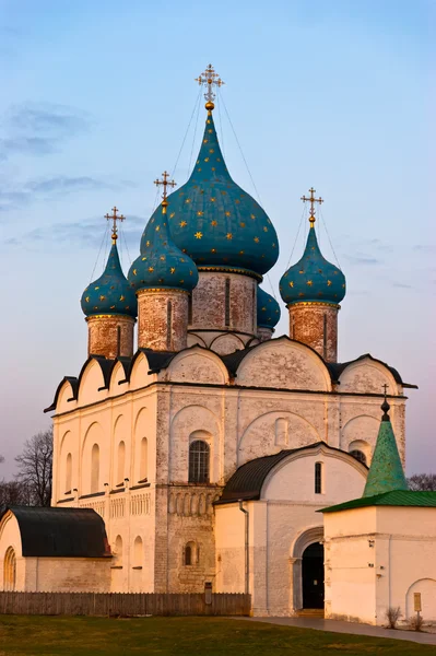 Κλασική ρωσική εκκλησία στην ιστορική πόλη — Φωτογραφία Αρχείου