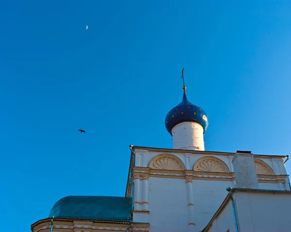 Obloha pohled s helmicí ruské církve — Stock fotografie
