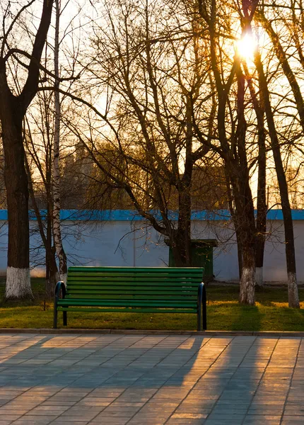 夕方にロシアの修道院のベンチ — ストック写真