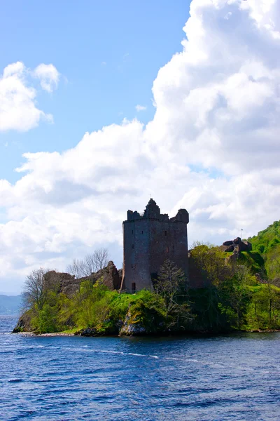 Torre de vigilancia del castillo en la orilla del lago —  Fotos de Stock