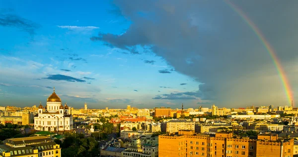 Rainbow over skyline van Moskou — Stockfoto