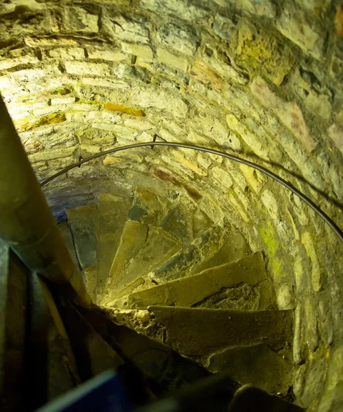 Točité schodiště v středověký hrad — Stock fotografie